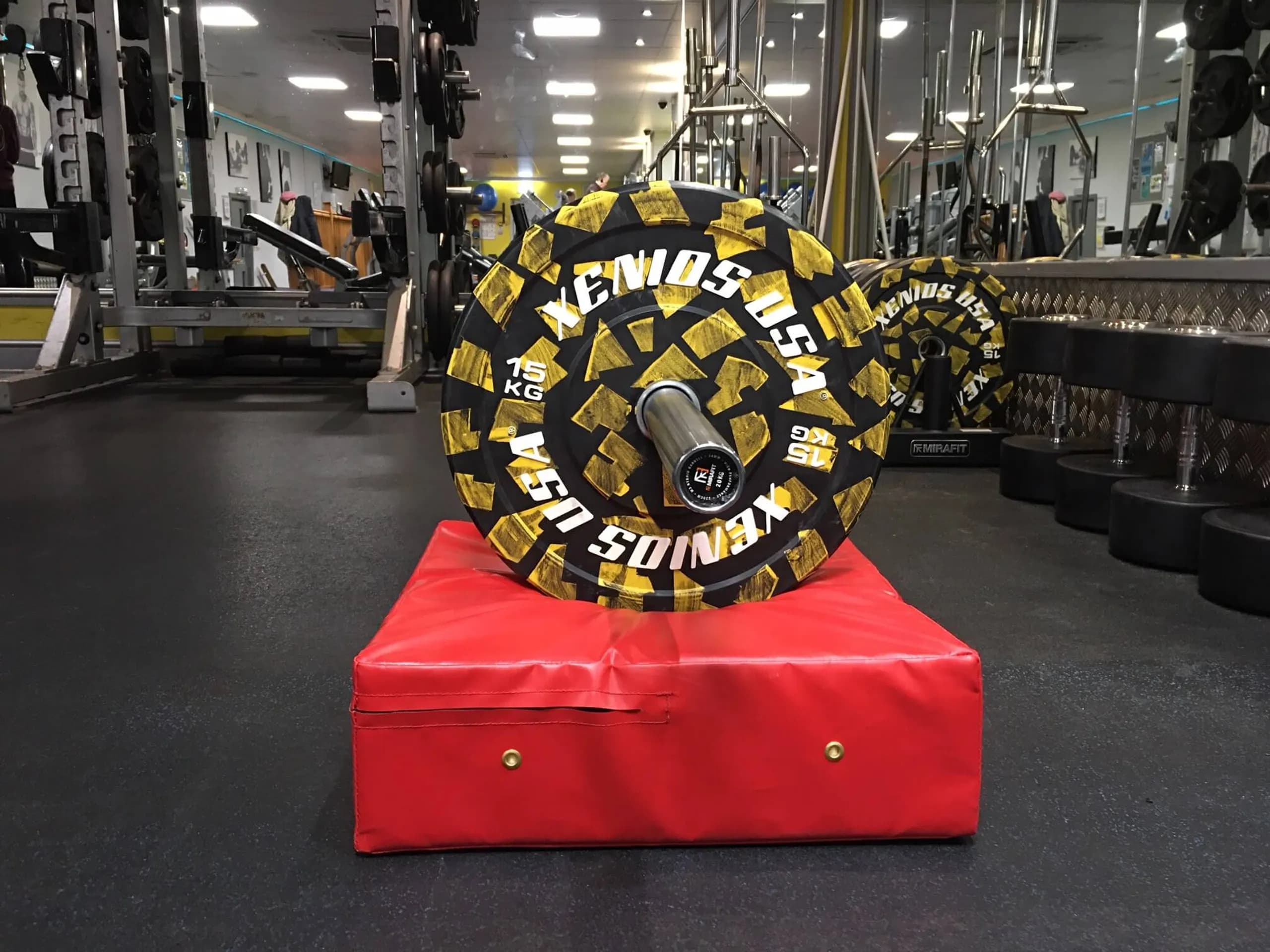 Weightlifting drop pad